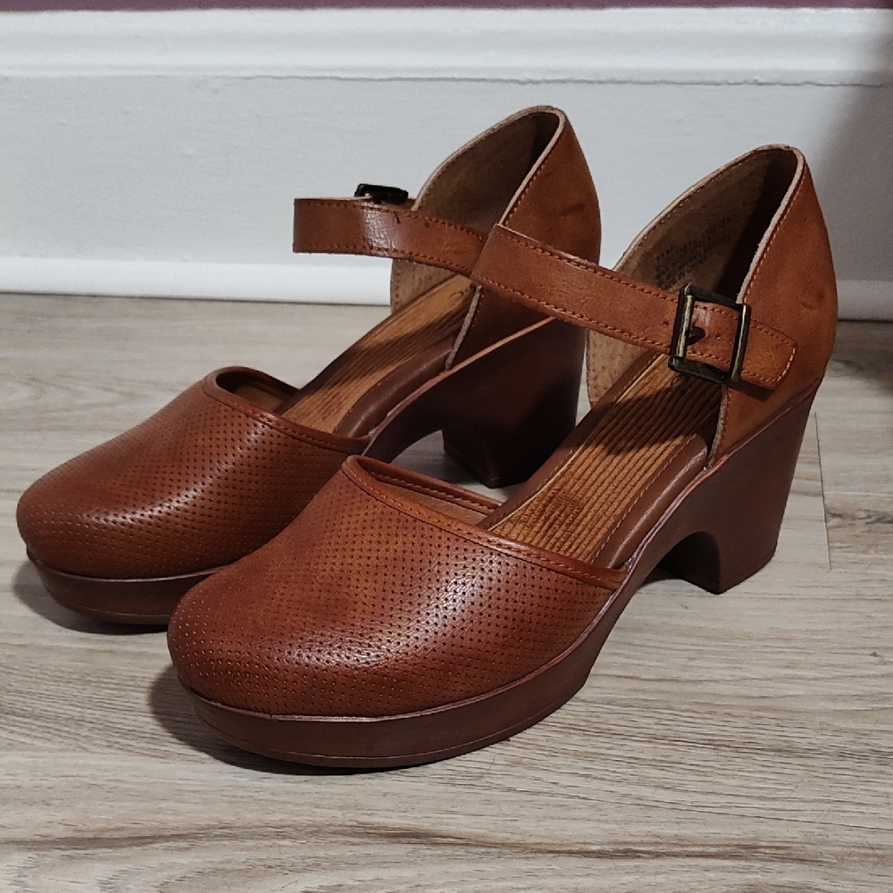 b.o.c. Tan Mary Jane Wedges sz 11
